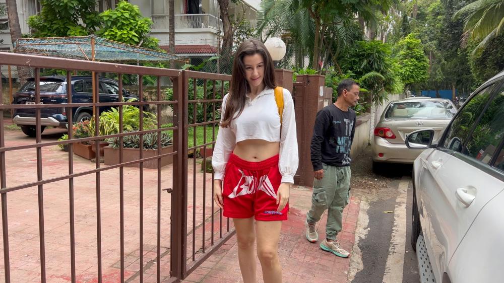 giorgia-andriani-was-spotted-in-bandra-looking-effortlessly-stylish-as-always